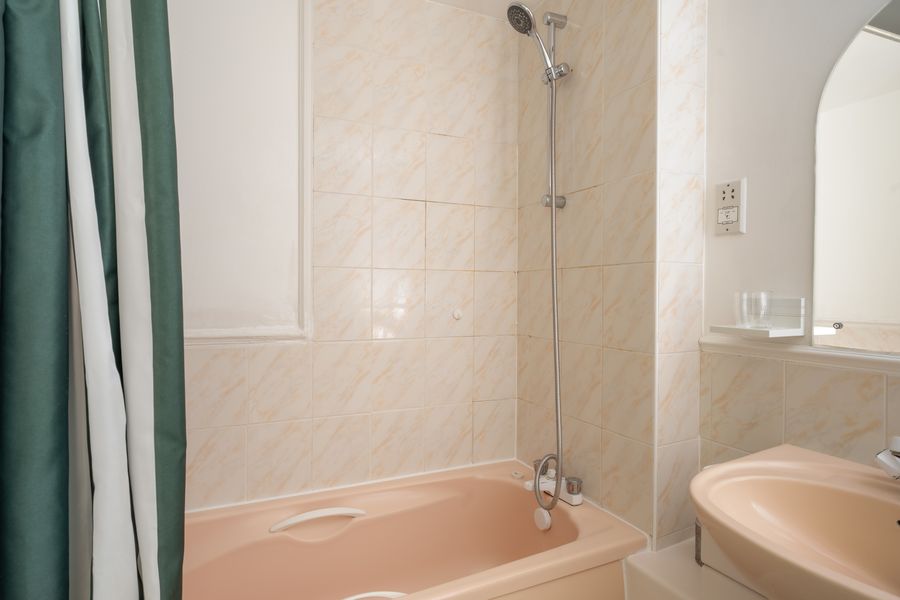 Bath with a green shower curtain